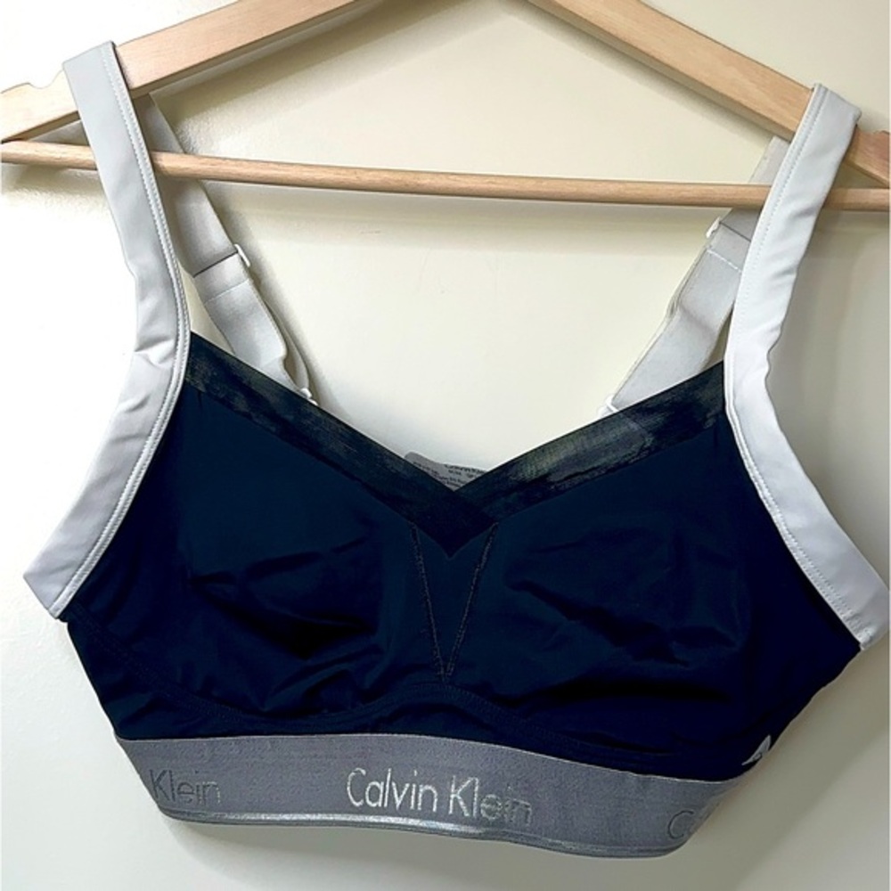 5/$25 Calvin Klein sports bra M
